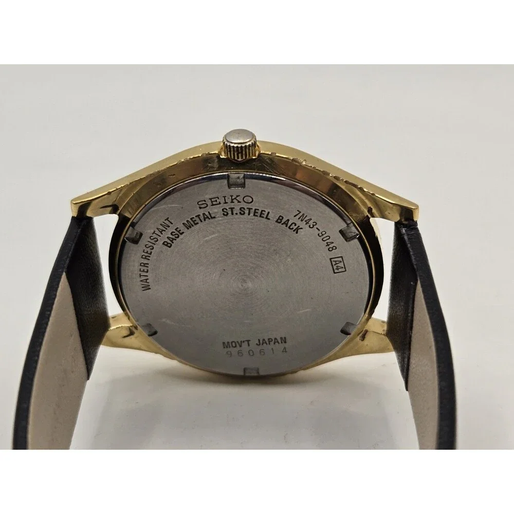 Seiko 7N43-8A99 Quartz Day/Date Vintage Men’s Watch. New Leather Band + Batt.